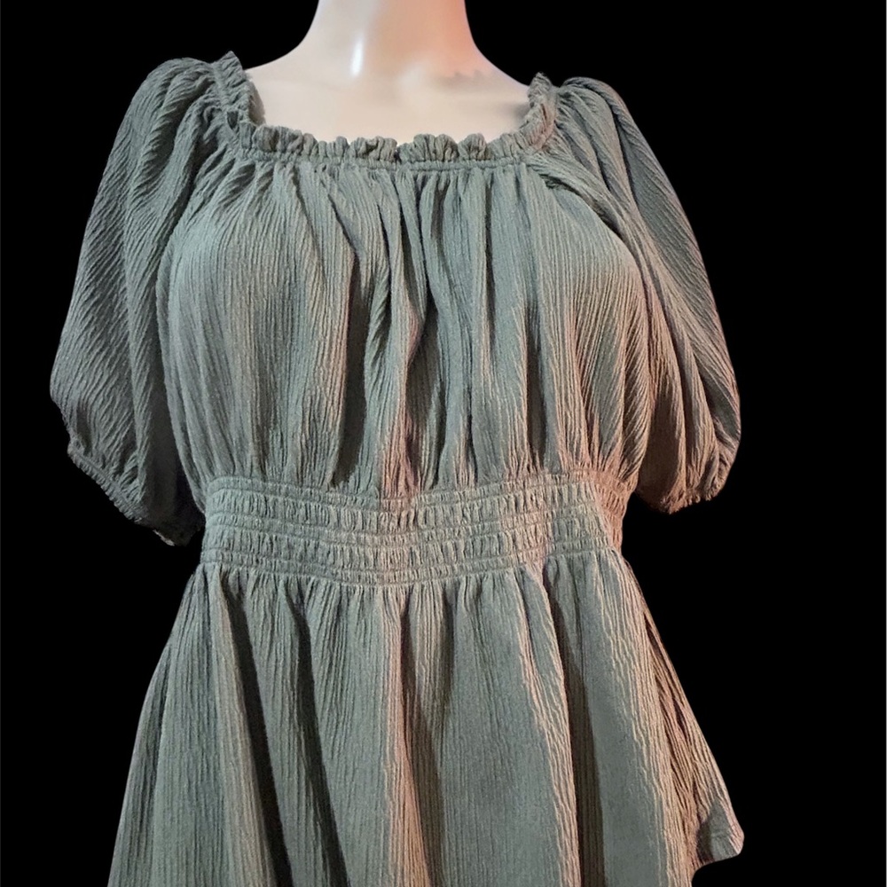 Old Navy Women's Top in Sage Green - Picture 2 of 3